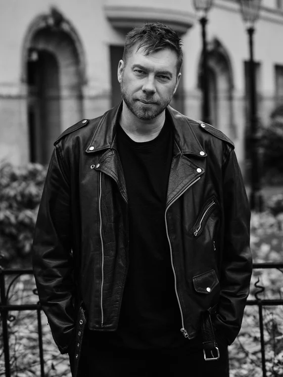 Thord fotograferad utomhus, svartvit bild